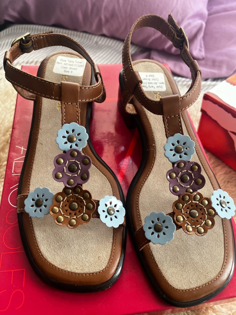 Y2K 2004 Aerosoles brown leather floral sandals